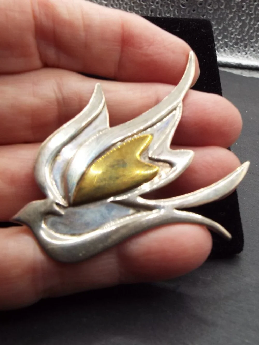 ARTIST SIGNED STERLING PEACE DOVE IN FLIGHT GRACEFUL W/GOLD ACCENT WING PIN 69